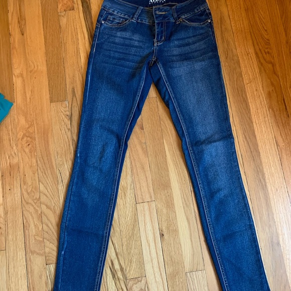 Alloy Jeans - Picture 2 of 9